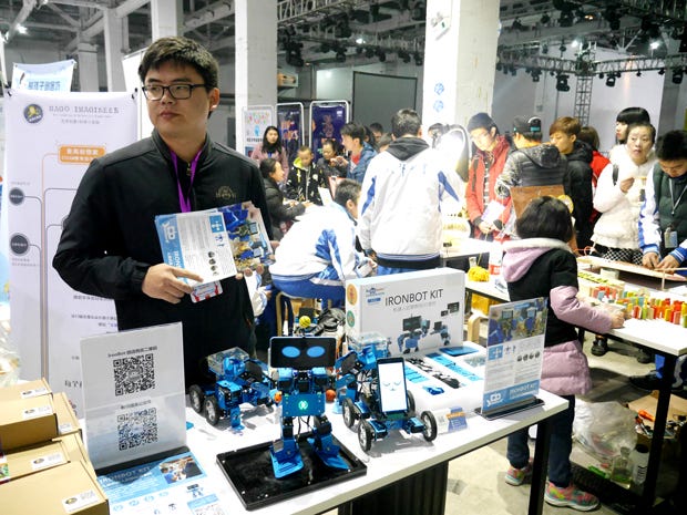 スマホを頭部にし、サーボやモーターでできた身体を接続する教育ツールIRONBOT。他にもMaker教育用のツールを作っている会社が多く出展していた。