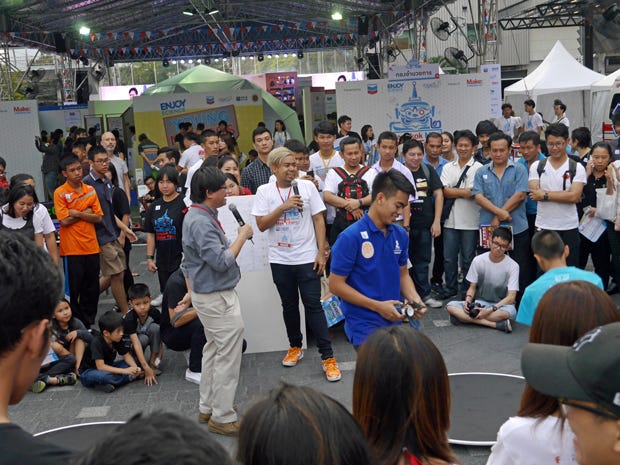 ロボコンも大人気で、大観衆で写真が撮れないほど。野外で地べたに座ってやるのがタイらしい。