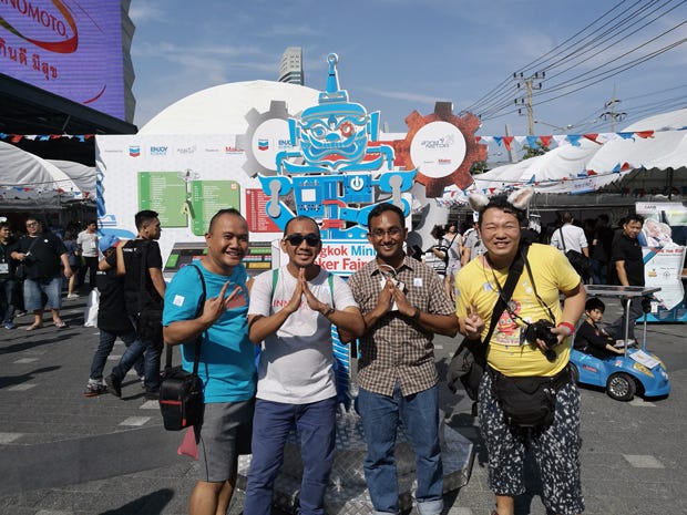 SEAMNet(東南アジアメイカースペースネットワーク)から、シンガポールでSustainable Living Lab{.markup–anchor .markup–figure-anchor}を運営するVeera(右から2番目)と、ジャカルタでMakeDoNia{.markup–anchor .markup–figure-anchor}を運営するiBoy。