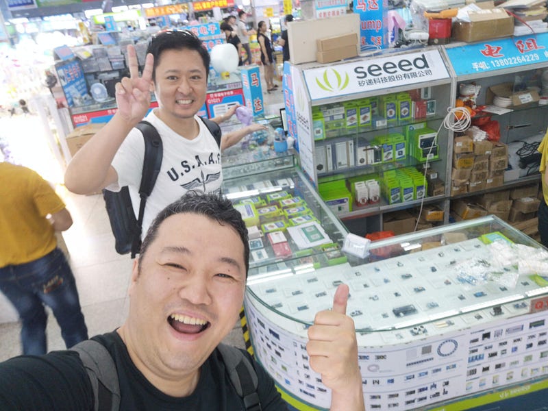 Front of Seeed booth, in HuaQiangBei, Electric Maket in
Shenzhen.