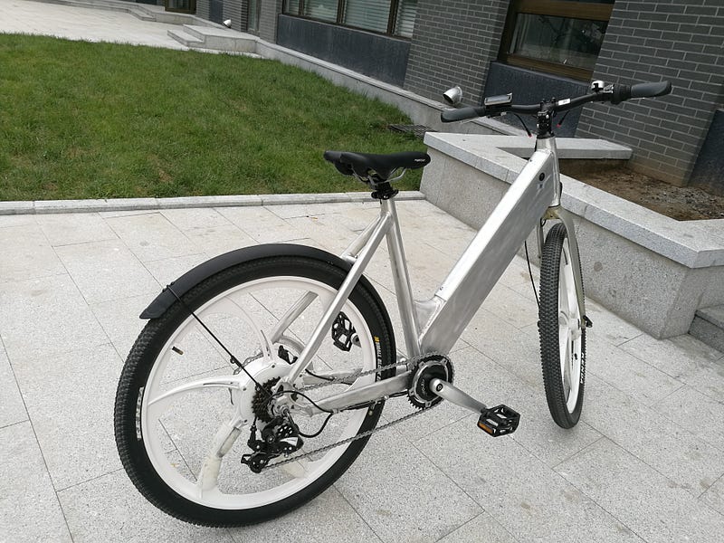 社内はさまざまな仕様の開発中自転車でいっぱい。これは時速40以上軽く出るスポーツバージョン