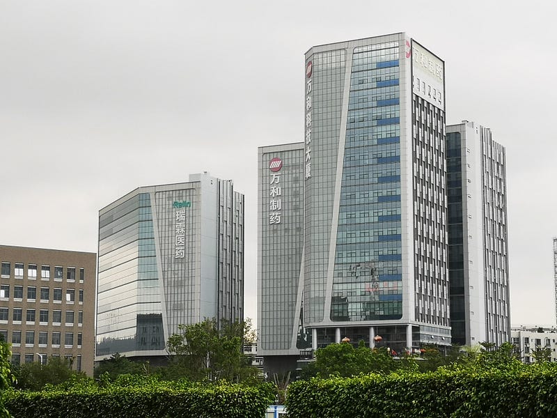 巨大な製薬会社が並ぶ
