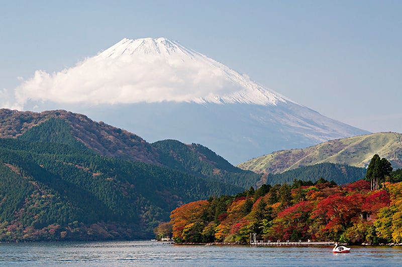 Hakone’s Lake Ashi during the koyo season in autumn