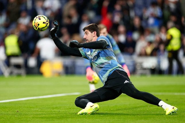 Kiper Real Madrid, Thibaut Courtois ketika melakukan pemanasan jelang laga melawan Real Betis, 4 Januari 2026. © AP Photo/Pablo Garcia