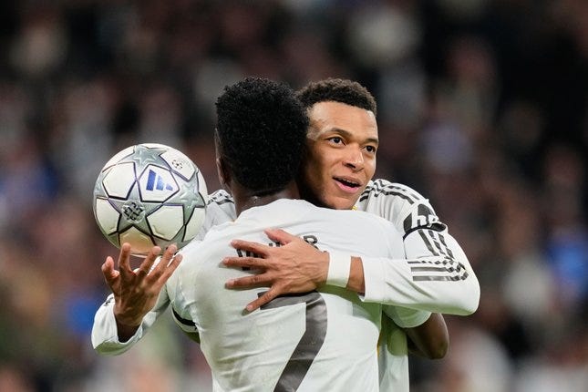 Kylian Mbappe merayakan gol kedua timnya bersama Vinicius Junior dalam laga Liga Champions antara Real Madrid vs AS Monaco di Santiago Bernabeu, 21 Januari 2026 © AP Photo/Jose Breton