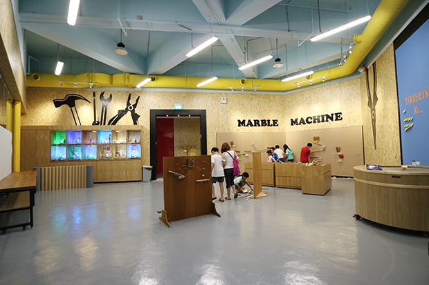 がらんとした全景。奥に見えるMarble
Machineという壁は、穴に棒を差し込んで「ピタゴラ装置」のような、ボールが物理的に転がるドミノマシーンを作れる壁と、材料。別に特別なものがあるわけではない。(撮影:久我尚美)