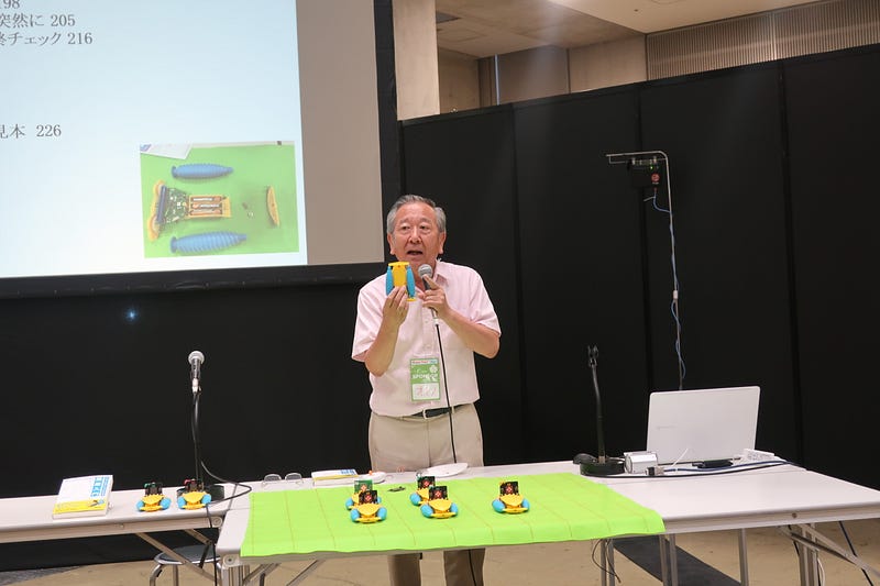 完成した「ジェットモグラ号」を手に、メイカーフェア東京での講演。敷いてある布に意味があり、しかも見栄えがする色にしてある。どういう意味かは本書を読めばわかるが、こういうのも職人の仕事だと思う。