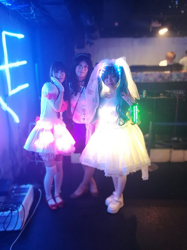 SRSIVの発起人くとのぷれある氏を囲んで、電飾コスプレとテクノコスプレ研究会、2世代の衣装がそろい踏み。