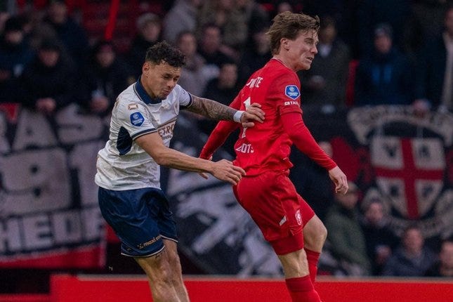 ITUGOL : Aksi pemain Timnas Indonesia, Dean James (kiri) ketika Go Ahead Eagles dalam laga Eredivisie versus Twente, Minggu (14/12/2025). © Go Ahead Eagles Official