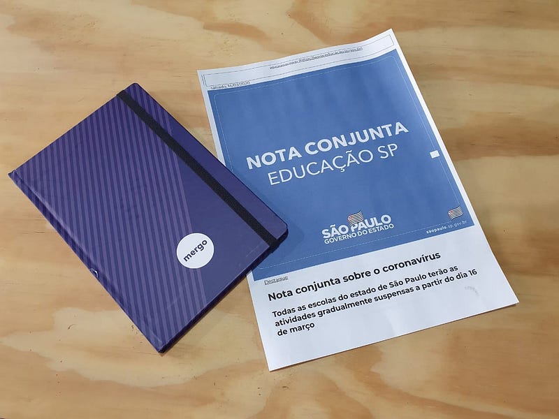 Folha impressa com a Nota da Secretaria da Educação do Estado de São Paulo determinando a suspensão das aulas presenciais.