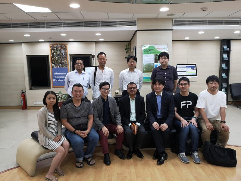 Digital
Indiaの説明を受けるニコ技一行。このあと美谷さん、湯村さんが合流して総勢10人。