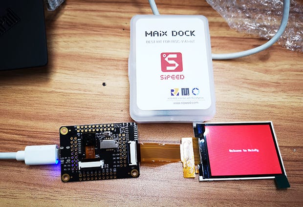 「MAiX DOCK
M1」。マイコンボードにカメラとLCDがセットになっていて、これ一つで画像認識を試すことができる。筆者は中国で試しているのでWi-Fi付きのモデルを使っている。