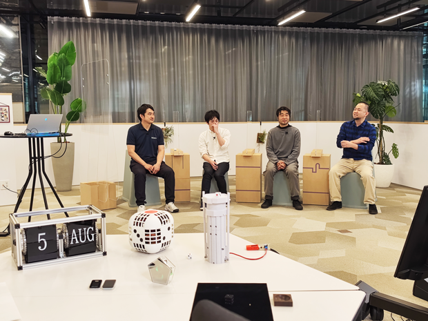 会場は東芝のCreative
Circuit、左からソニー・インタラクティブエンタテインメント(以降SIE)田中氏、リコー本美氏、デンソー岡本氏、東芝の衣斐氏。手前にあるのはイベントのために各社のメイカースペースで制作した、1~6の数字が出るようになっているカスタムのサイコロ。