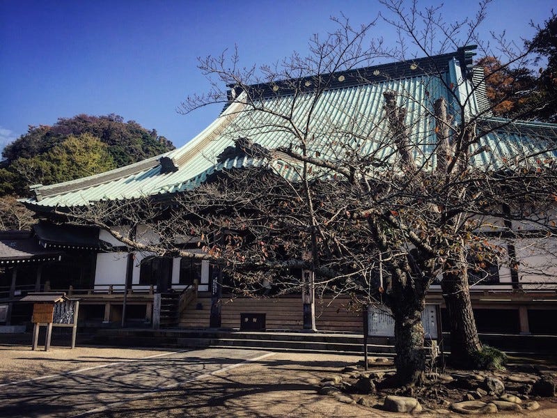 Komyo-ji is the cloest temple to Kamakura’s Wakae Island (or Wakaejima in Japanese)