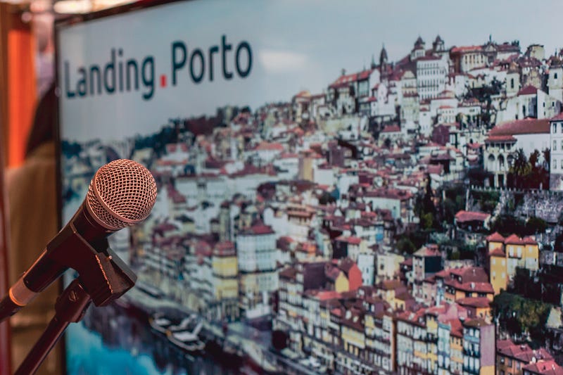 Microphone in front of a poster of Porto