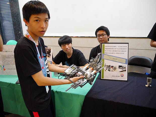 こちらは中学生がレゴ
マインドストームを使って作ったロボットハンド。