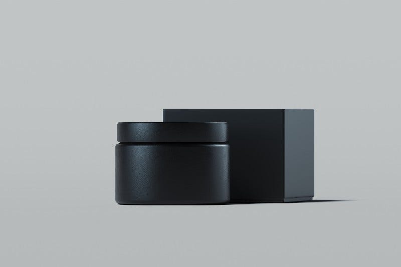 Um pote de creme de 100g e uma embalagem, ambos pretos e sem rótulo, em um fundo cinza chapado