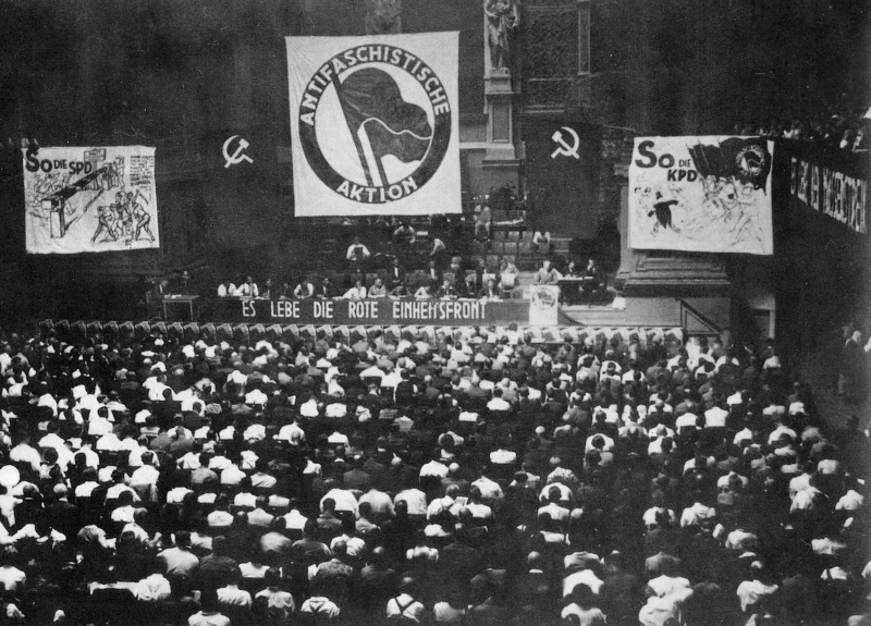 Imagem panorâmica de uma conferência do movimento político alemão Ação Antifascista em 1932.