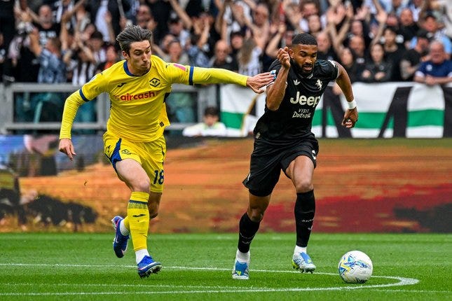 Pemain Juventus Gleison Bremer (kanan) berebut bola dengan pemain Hellas Verona Kieron Bowie pada laga Serie A/Liga Italia antara Juventus vs Verona di Turin, Italia, Minggu, 3 Mei 2026 © Tano Pecoraro/LaPresse via AP