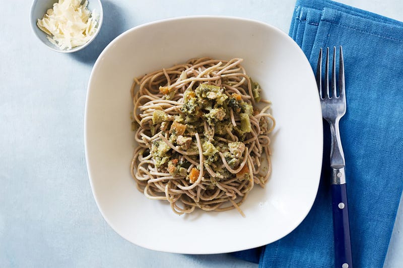 Spaghetti integrali al pesce azzurro e verdure