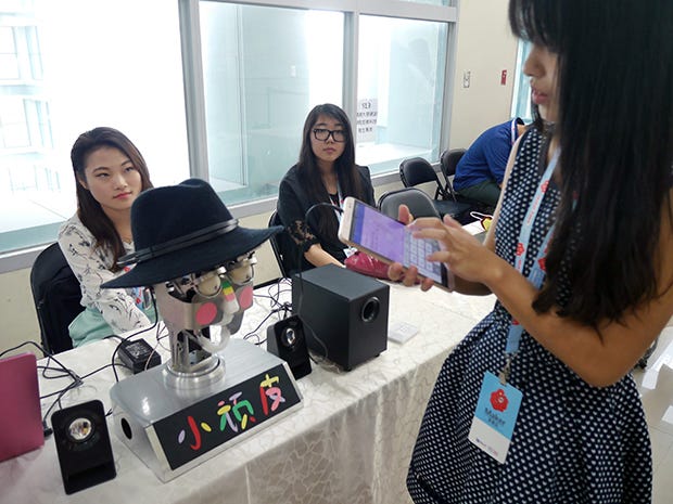 音大の展示。スマートホンをコントローラに、表情が変わるロボットフェイス。