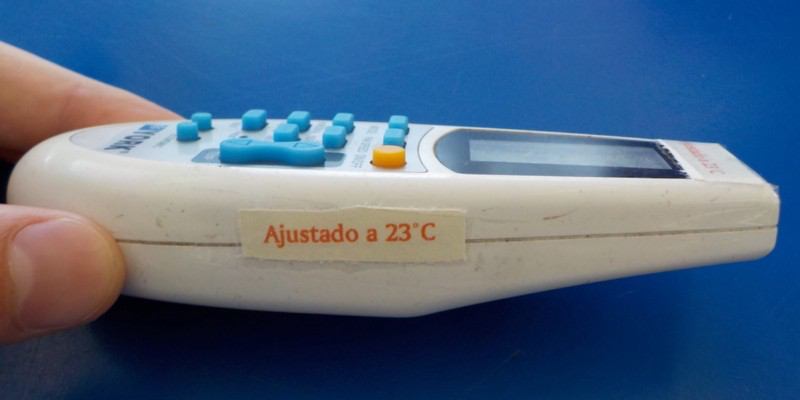 Old AC remote with sticker that writes, ‘Ajustado a 23C’