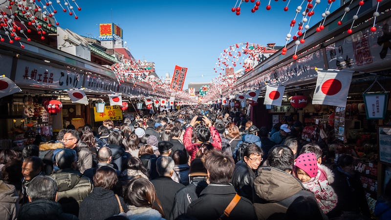 People line up at the approach to Asakusa’s Senso-ji in Tokyo for hatsumode