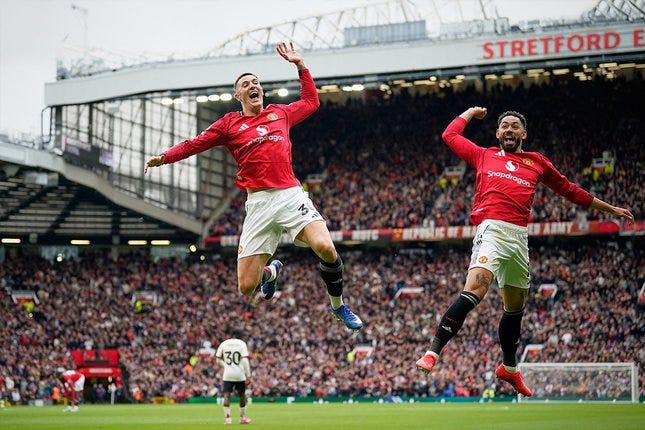 Benjamin Sesko dari Manchester United, bersama Matheus Cunha, merayakan gol kedua timnya dalam laga Premier League melawan Liverpool, 3 Mei 2026. © AP Photo/Dave Thompson