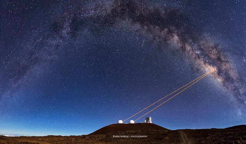 Lasers from the two Keck Telescopes propagated in the direction of the Galactic centre. Each laser creates an artificial star that can be used to correct for the blurring due to the Earth’s atmosphere. (Ethan Tweedie) 
