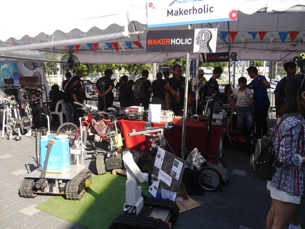 ロボットでいっぱいのMakerholicブース。