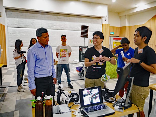 昨年のMaker Faire
Singaporeでは、シンガポールの外務大臣兼スマート国家担当ヴィヴィアン氏ほか、複数の大臣がほぼ全ブースをまわった。