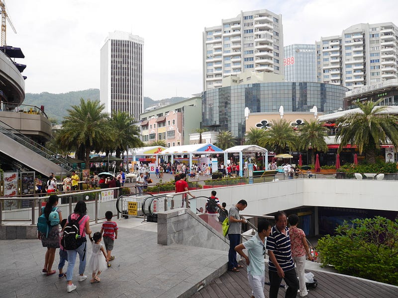 More than 200 exhibitors and more than 100,000 people gathered on the
ground and underground of the vast Sea
World, Shekou.
