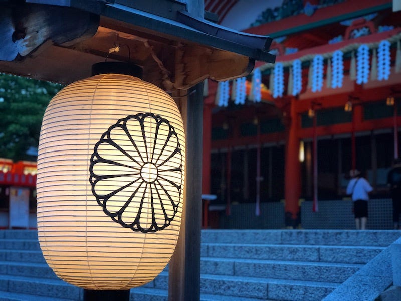 The main hall of Kyoto’s Fushimi Inari Taisha at dusk