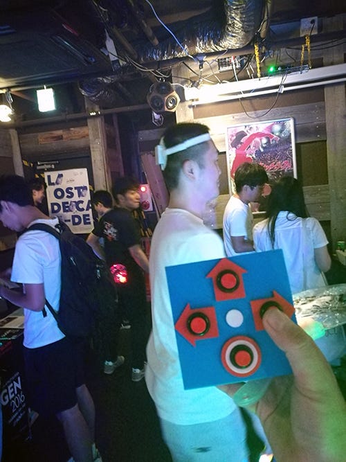 AkiParty Tokyo
2016にて当日持ち込まれ大人気だった人間ラジコン。どのボタンを押したかが無線で作者の後頭部に伝わり、その方向に動いてくれる