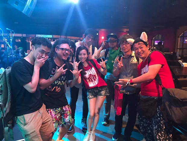 Maker Faire Shenzhenのアフターパーティーになるはずが、日程変更で中日になってしまったMakerによるMakerのためのダンスパーティー、AkiParty{.markup–anchor .markup–figure-anchor}後の一枚。中央の女性Anbyは機材確保の責任者で、台風で機材が遅れて憔悴してフラフラするほど走り回っていた。それでもパーティー後にこの笑顔でいるのを見て涙がこぼれた。(提供:Anby Wen)
