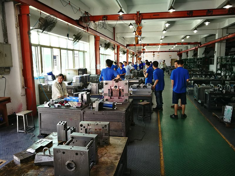 A mold and a lathe line up. All the craftsmen are young. Shenzhen mold
engineers often start working from the age of 18 and many engineers in
the middle of the twenties who have a career of seven to eight years
are working.