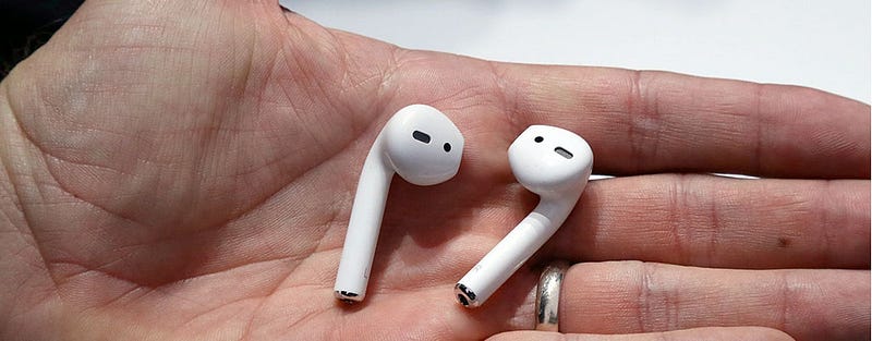 In modo curioso, un gadget come gli AirPod sono il prodotto di maggiore successo della Apple dopo l’iPhone. Il loro gradimento ha sorpreso anche Tim Cook che non avrebbe mai immaginato che un oggetto, di per sé banale, come delle cuffiette potesse raggiungere un successo commerciale così vasto.