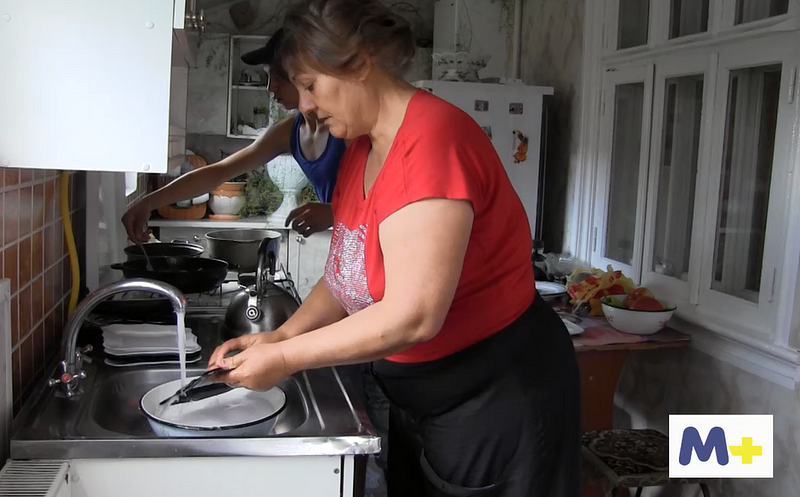 În bucătăria din propria casa. Varvara Duminică vorbește despre steriotipurile legate de romi. (captură video, 21.08.2014, satul Chetrosu, raionul Drochia)