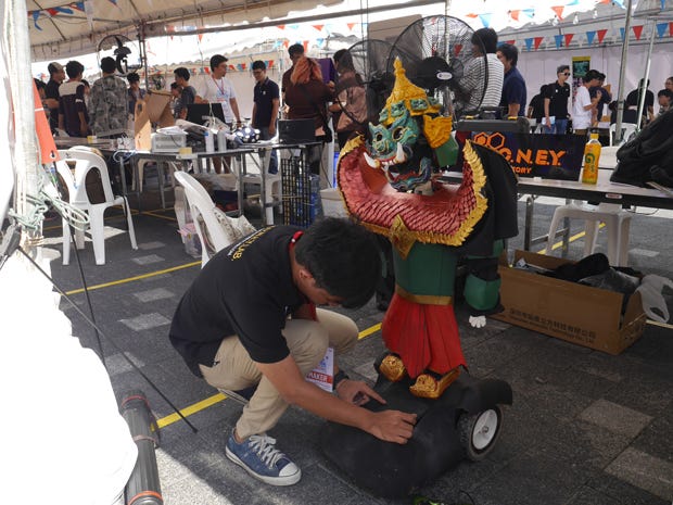 大学のロボットサークルが展示していたロボット。デザインがタイ感満載。