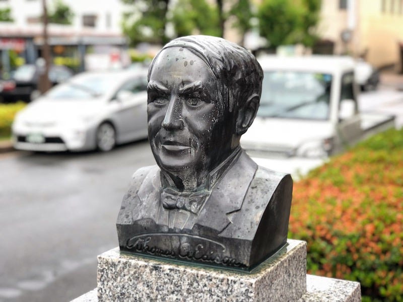 A bust of Thomas Edison at Yawatashi Station in Kyoto near Iwashimizu Hachimangu