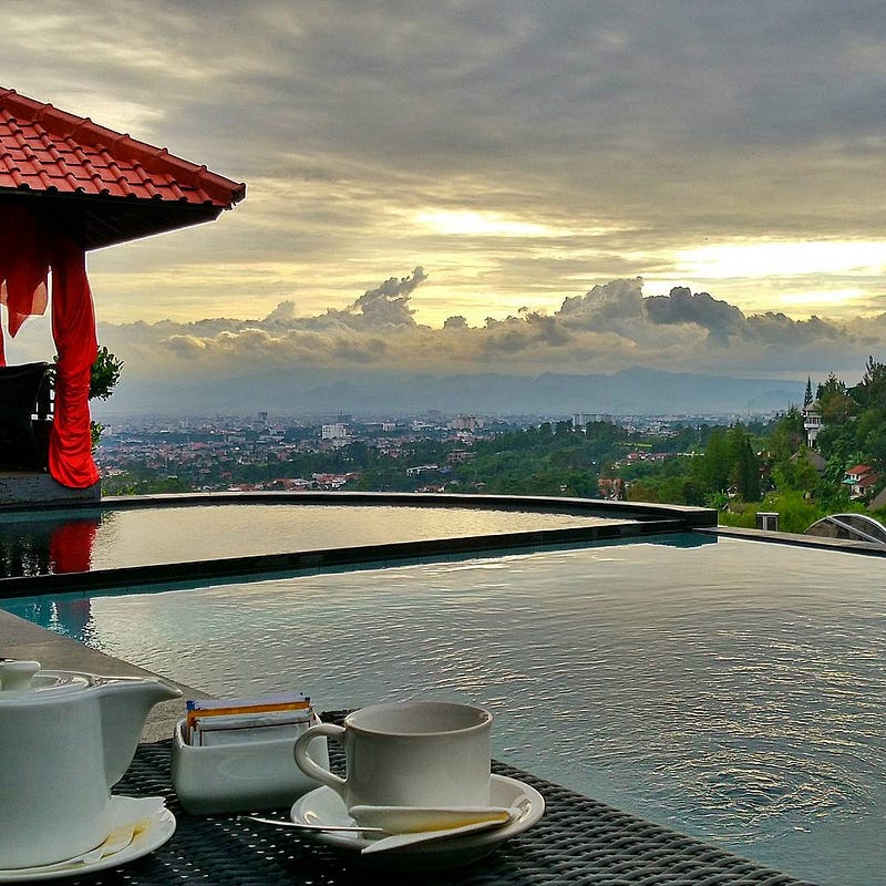 6 Hotel di Bandung Dengan Infinity Pool Yang Keren Banget