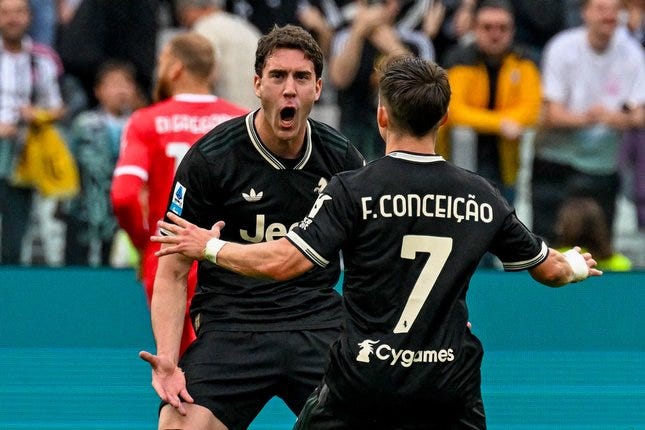 Pemain Juventus Dusan Vlahovic merayakan gol bersama Francisco Conceicao pada laga Serie A/Liga Italia antara Juventus vs Verona di Turin, Italia, Minggu, 3 Mei 2026 © Tano Pecoraro/LaPresse via AP