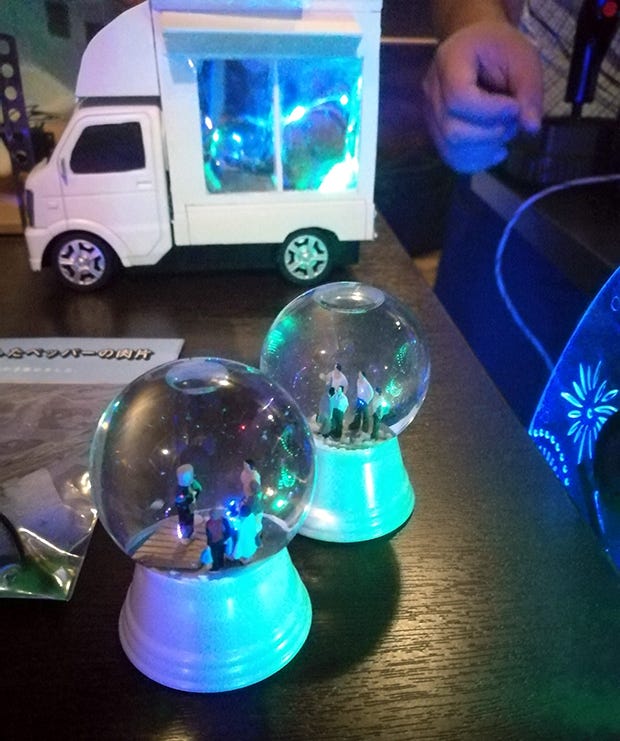 シュールな光景を再現したスノーボール。