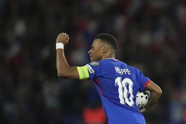 Kapten Prancis, Kylian Mbappe merayakan golnya ke gawang Islandia di Kualifikasi Piala Dunia 2026 Grup D di Parc des Princes stadium © AP Photo/Christophe Ena