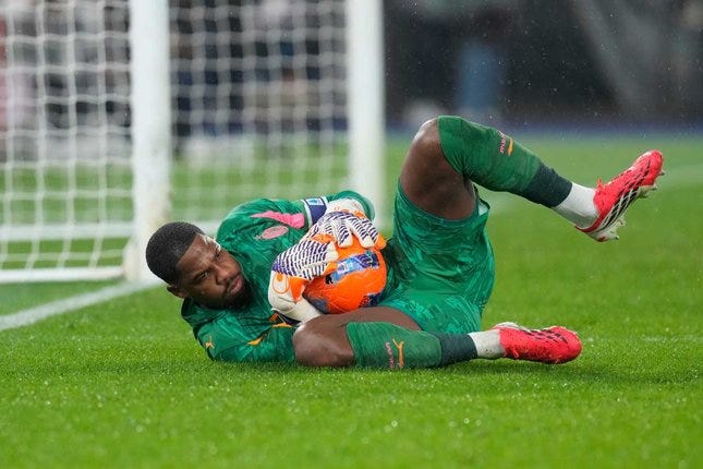 Kiper AC Milan, Mike Maignan, melakukan penyelamatan dalam pertandingan Serie A melawan AS Roma, Senin (26/1/2026). © AP Photo/Gregorio Borgia