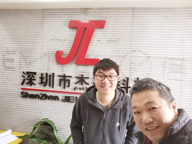 深センのJieliオフィスに訪問した筆者(右)。迎えてくれたYukaiさん(左)。
