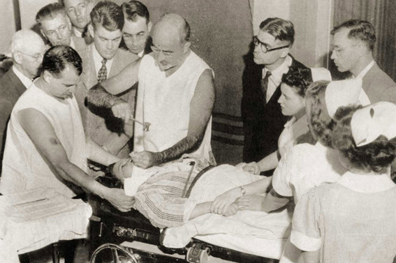 imagem de um procedimento cirúrgico histórico