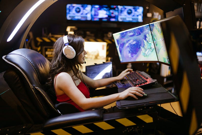 a woman play an a Curved Gaming Monitor