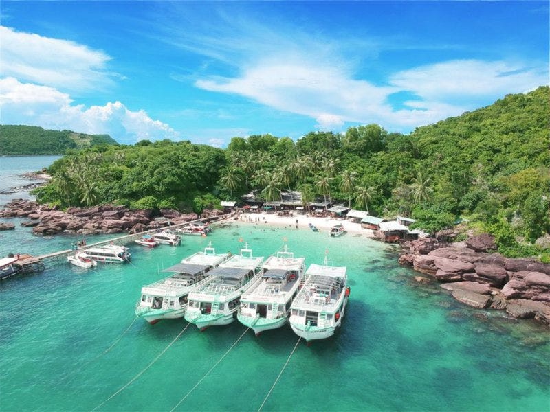 Phu Quoc fingernail island with lots of boatsBoats crowds at Fingernail island Phu Quoc