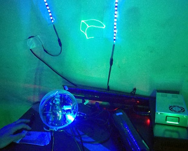 小型/安価で、モバイルバッテリーで駆動させることもできるProjection
Ball。